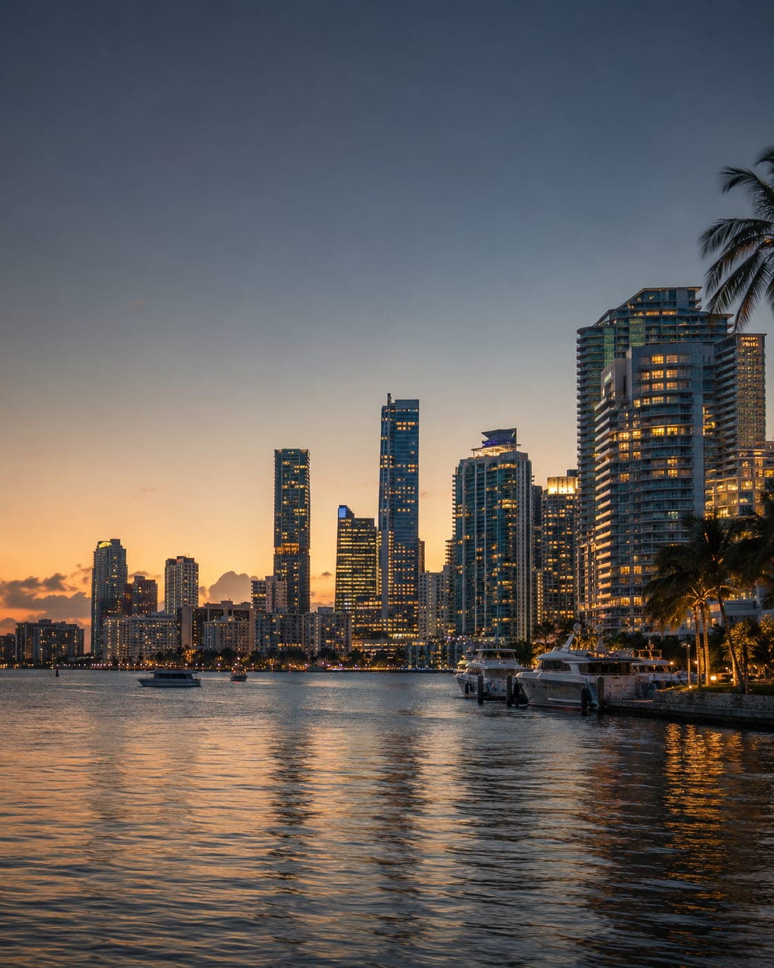 Vista editorial del skyline y la costa de Miami